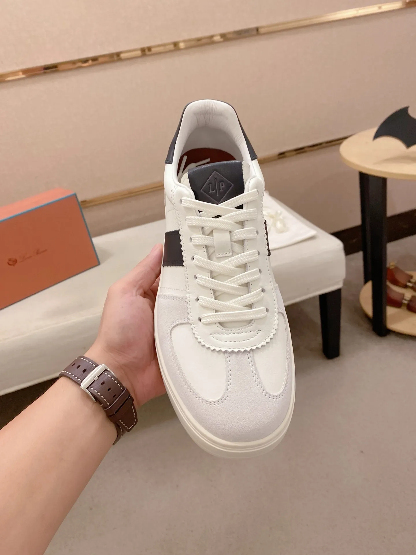 Men's shoes💰: 580💰🔥𝐥𝐨𝐫𝐨 𝐏𝐢𝐚𝐧𝐚 lp classic loafers, an Italian treasure brand, the only brand that can match Hermès! Only after wearing it do we realize that we can’t live up to our feet. The upper is made of imported first-layer cowhide with breathable fly-knit fabric, water-dyed cowhide foot pads, and the official original glass rubber outsole and pendant. Exclusive original packaging (tag ➕ brand paper ➕ outer box ➕ hand bag) code number: 38-44. Can be customized 45-46